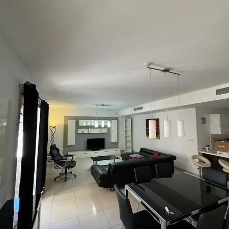 Homestay En-suite With Private Balcony *